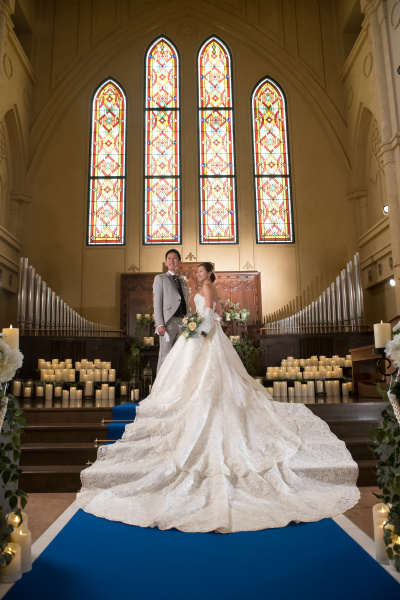 新潟県三条市　長岡市　新潟市　結婚式場 ピアザデッレグラツィエ 　インスタライブ　ウェディングドレス　青いバージンロード　後ろ姿　前撮り　撮影