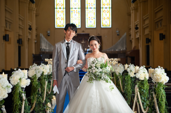 新潟県三条市　長岡市　新潟市　結婚式場 ピアザデッレグラツィエ 　インスタライブ　ウェディングドレス　青いバージンロード　後ろ姿　前撮り　撮影